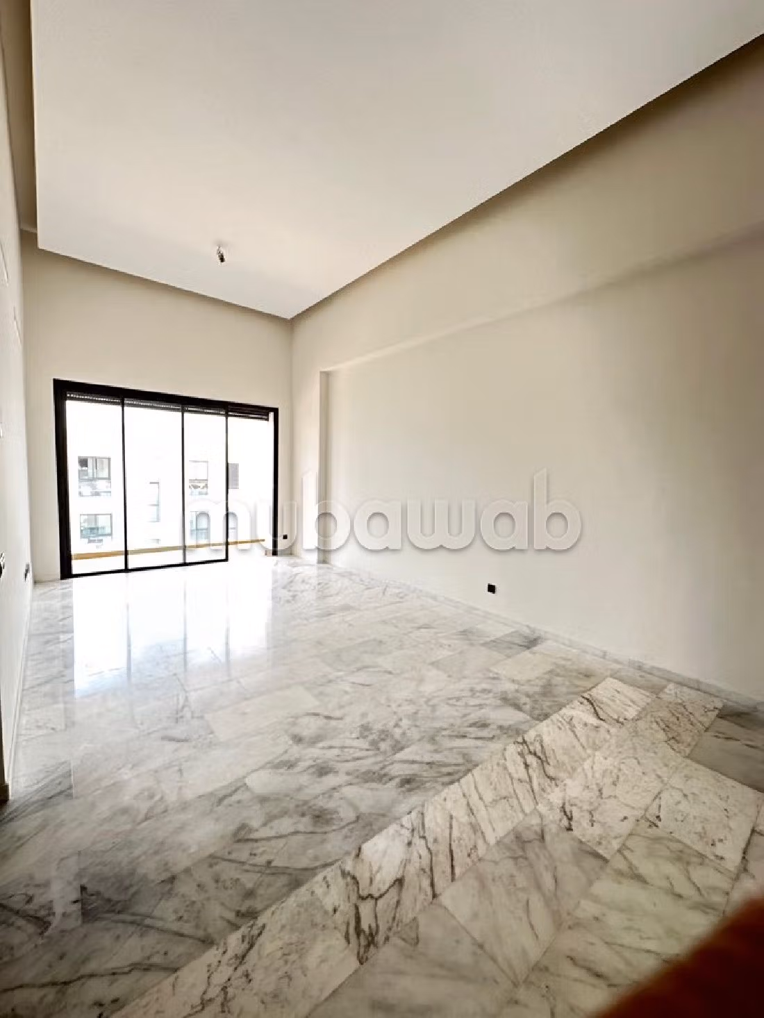 شقة للكراء ببوسكورة. 3 غرف ممتازة. صحن فضائي وباب متين وممتاز. 