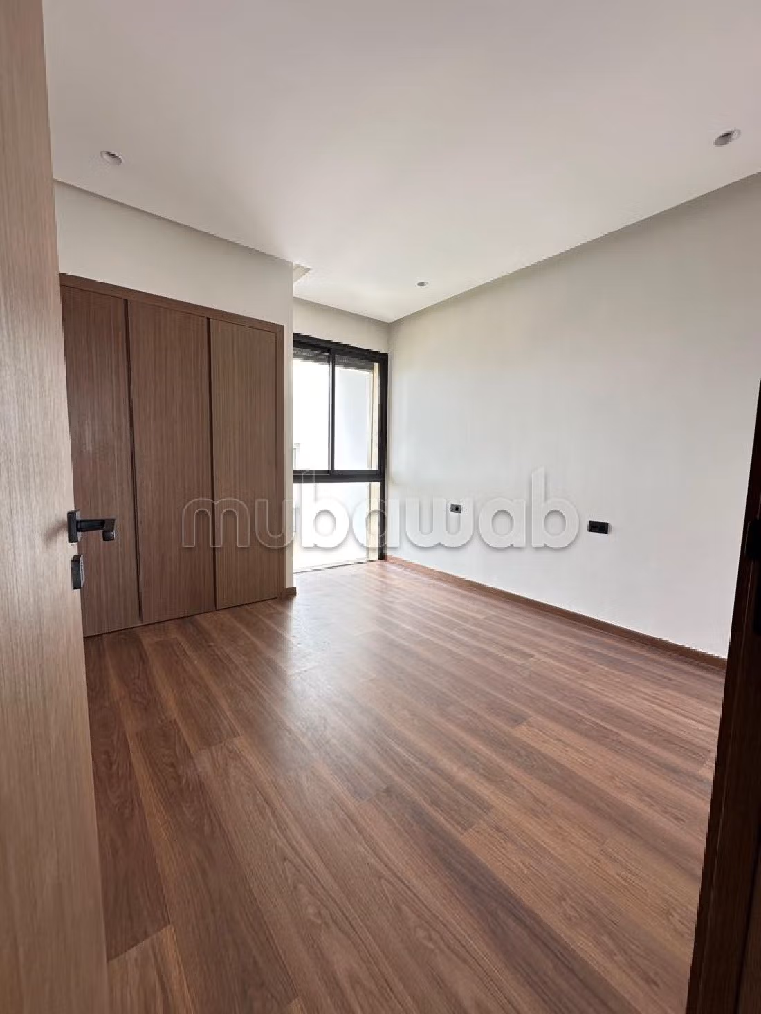 شقة للكراء ببوسكورة. 3 غرف ممتازة. صحن فضائي وباب متين وممتاز. 