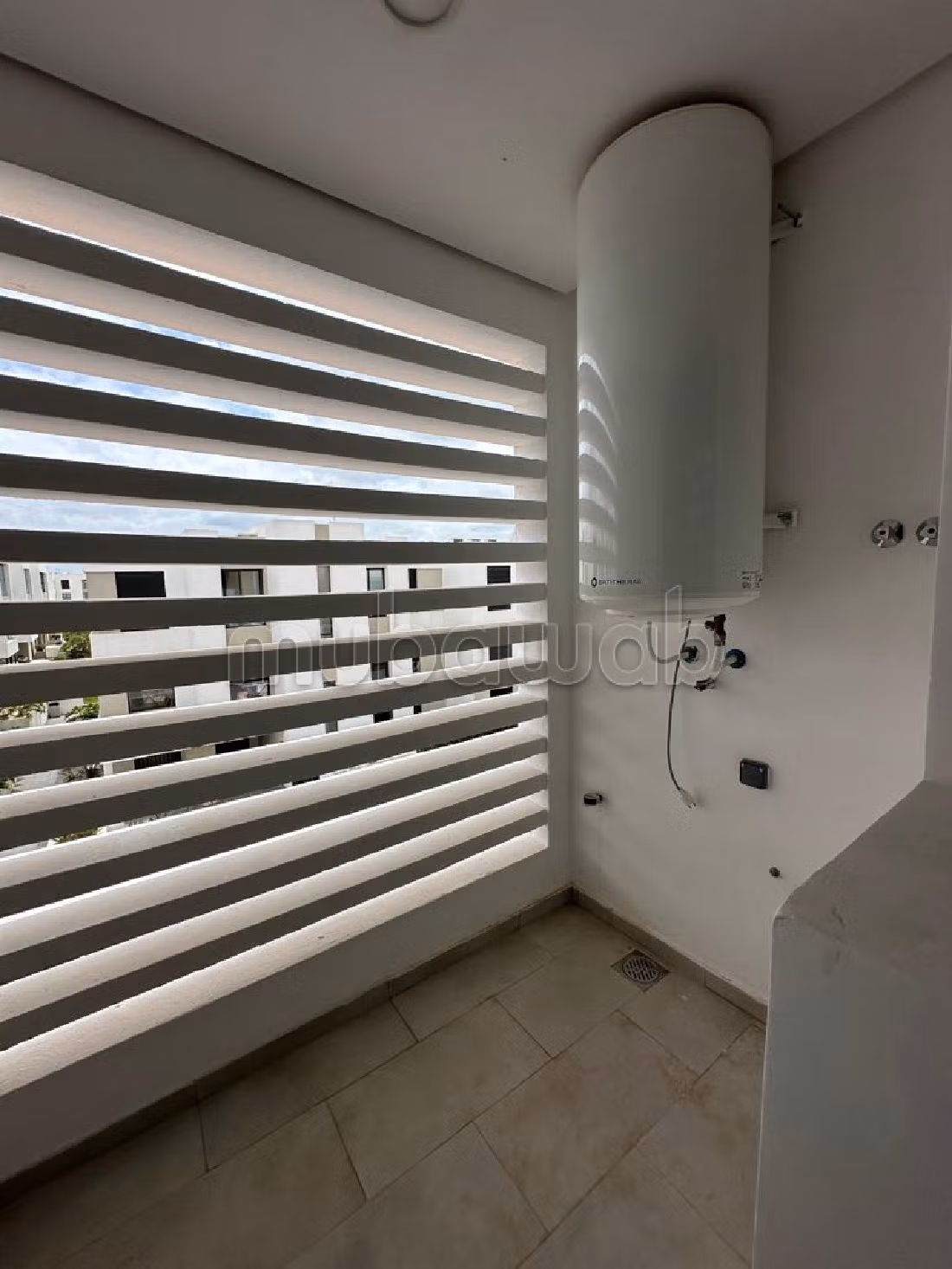 شقة للكراء ببوسكورة. 3 غرف ممتازة. صحن فضائي وباب متين وممتاز. 