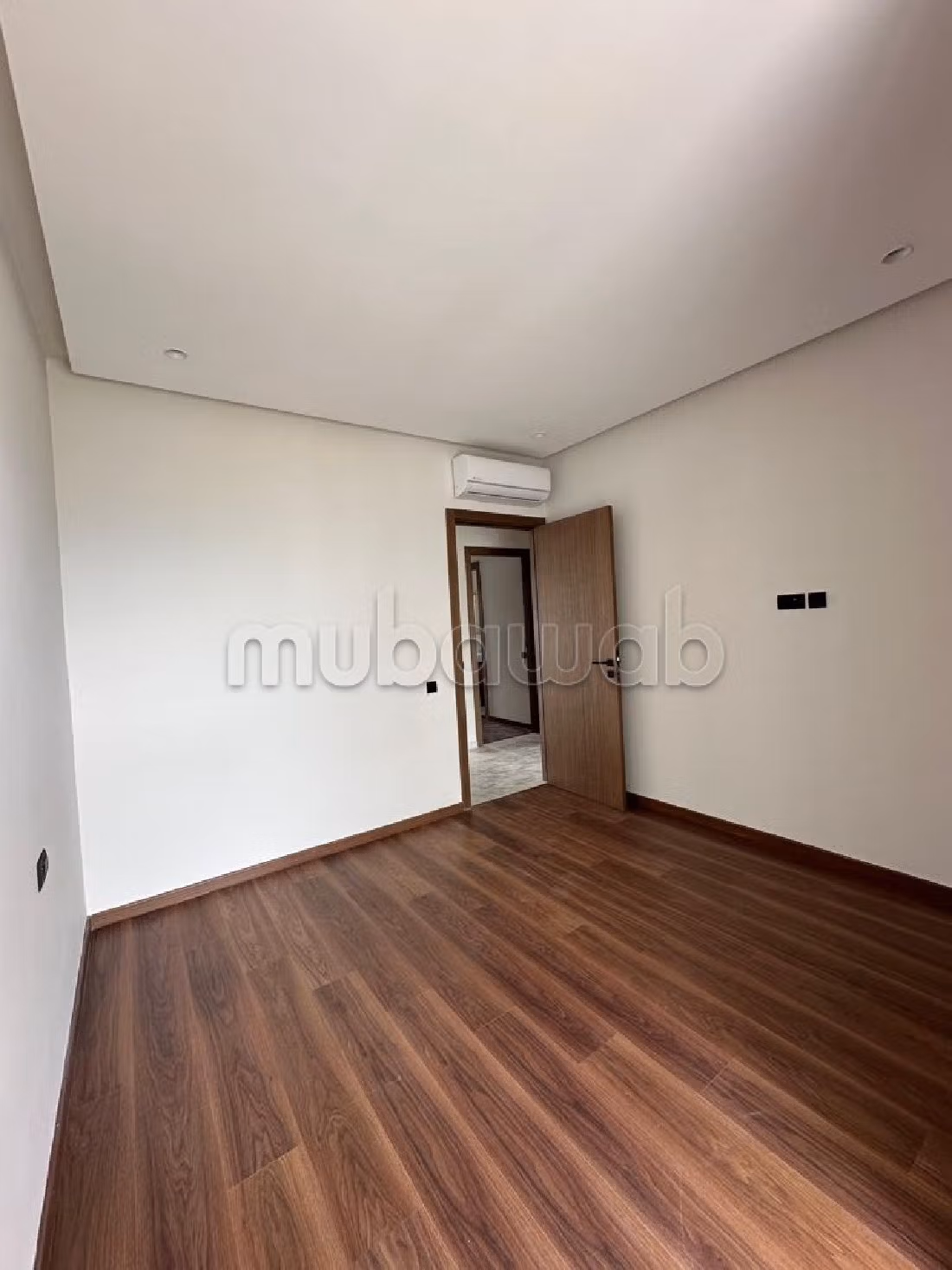 شقة للكراء ببوسكورة. 3 غرف ممتازة. صحن فضائي وباب متين وممتاز. 