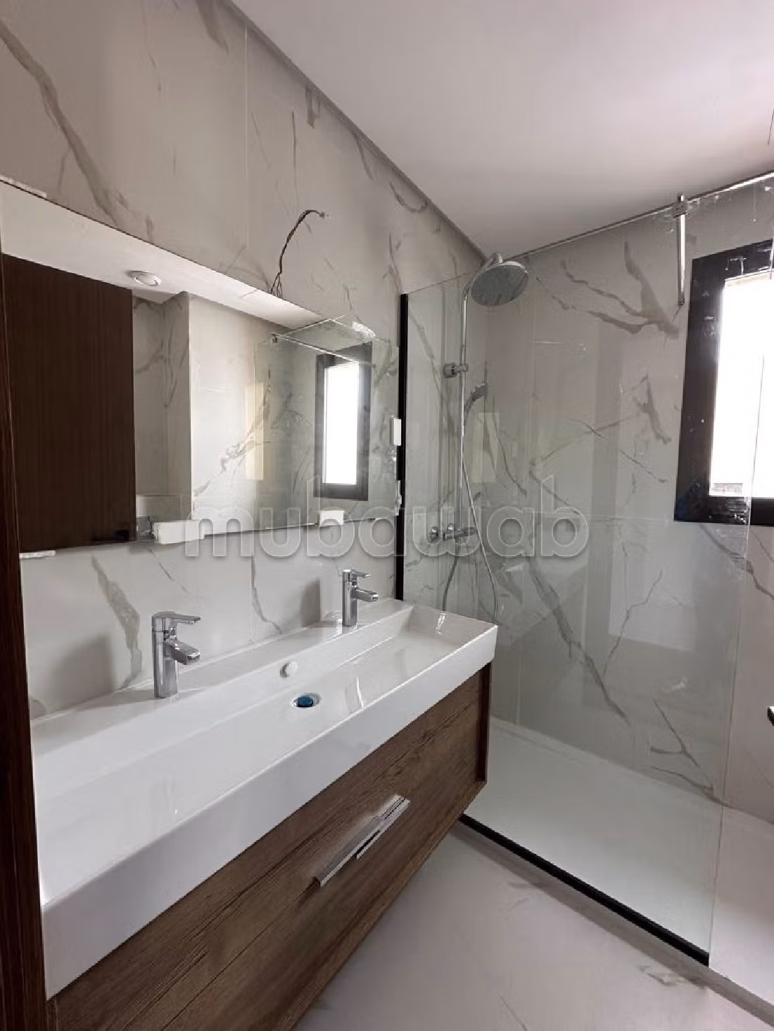 شقة للكراء ببوسكورة. 3 غرف ممتازة. صحن فضائي وباب متين وممتاز. 