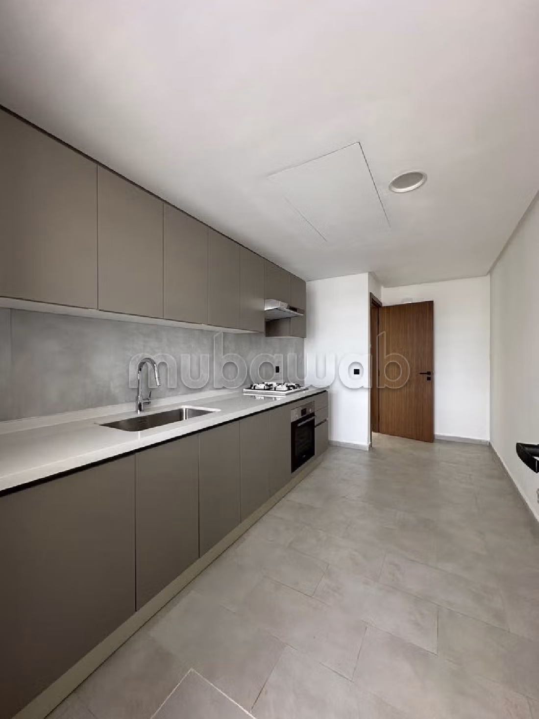 شقة للكراء ببوسكورة. 3 غرف ممتازة. صحن فضائي وباب متين وممتاز. 