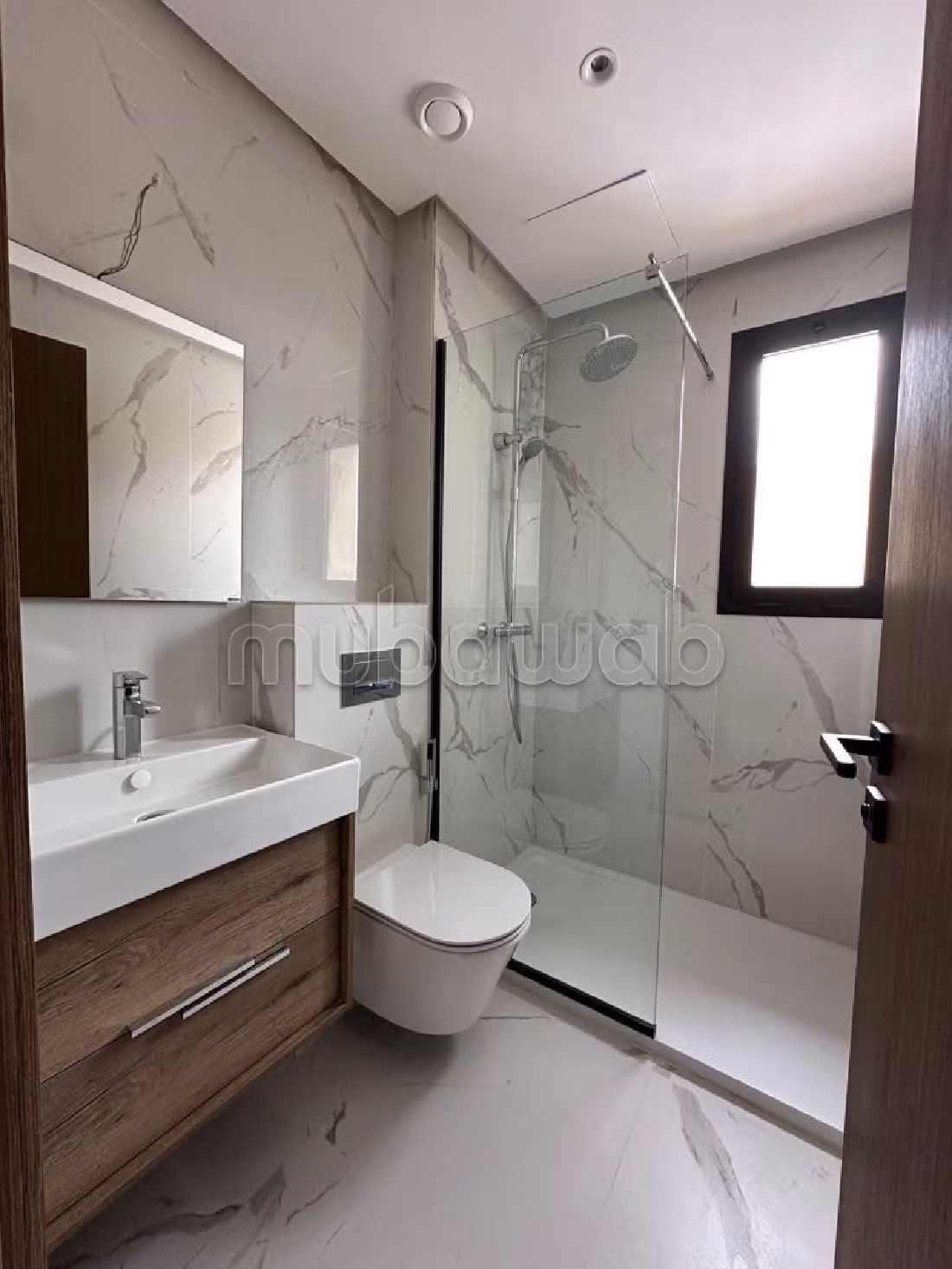 شقة للكراء ببوسكورة. 3 غرف ممتازة. صحن فضائي وباب متين وممتاز. 