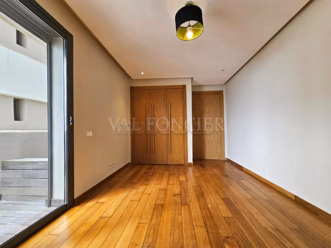 Flat for rent in Ain Diab. 2 lovely rooms. Parking spaces and terrace