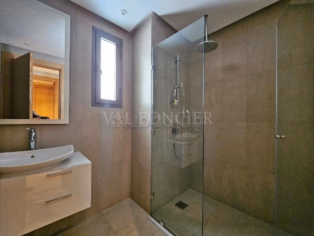 Flat for rent in Ain Diab. 2 lovely rooms. Parking spaces and terrace