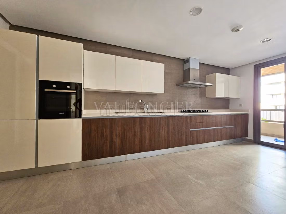 Flat for rent in Ain Diab. 2 lovely rooms. Parking spaces and terrace