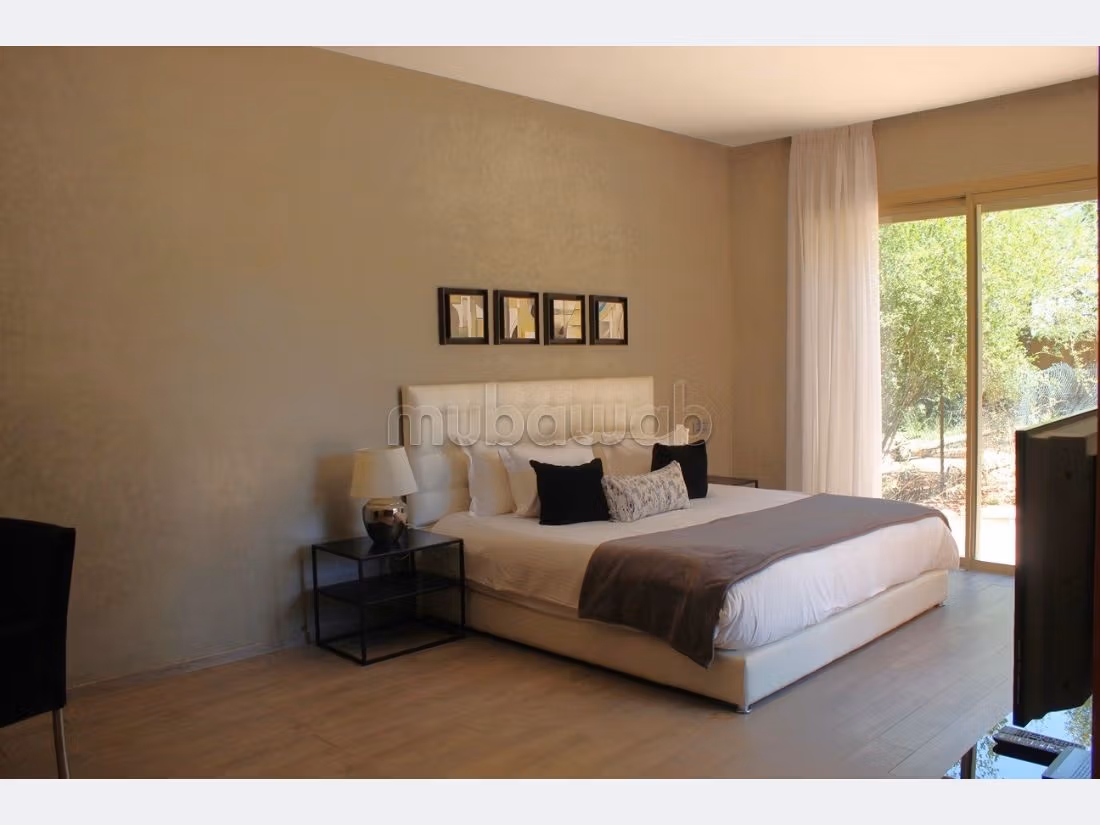 Lujosa villa en alquiler en Ennakhil Palmeraie. Área total 450 m². Completamente amueblado