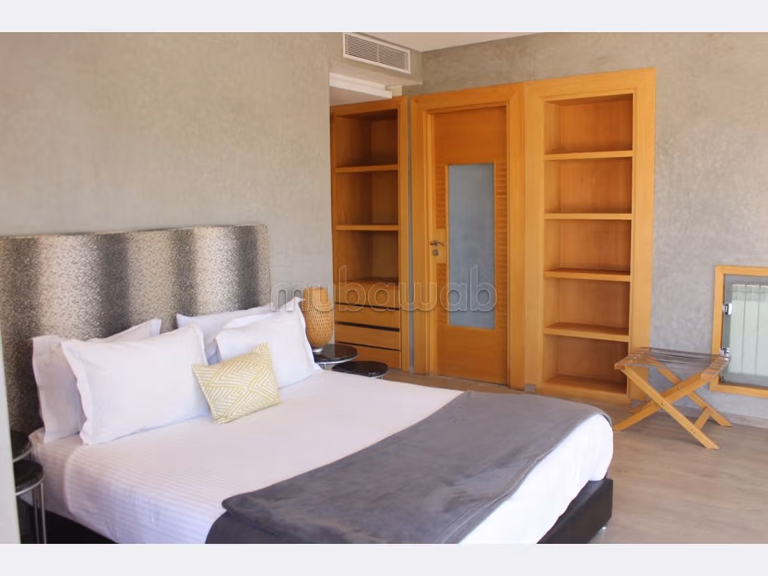 Lujosa villa en alquiler en Ennakhil Palmeraie. Área total 450 m². Completamente amueblado