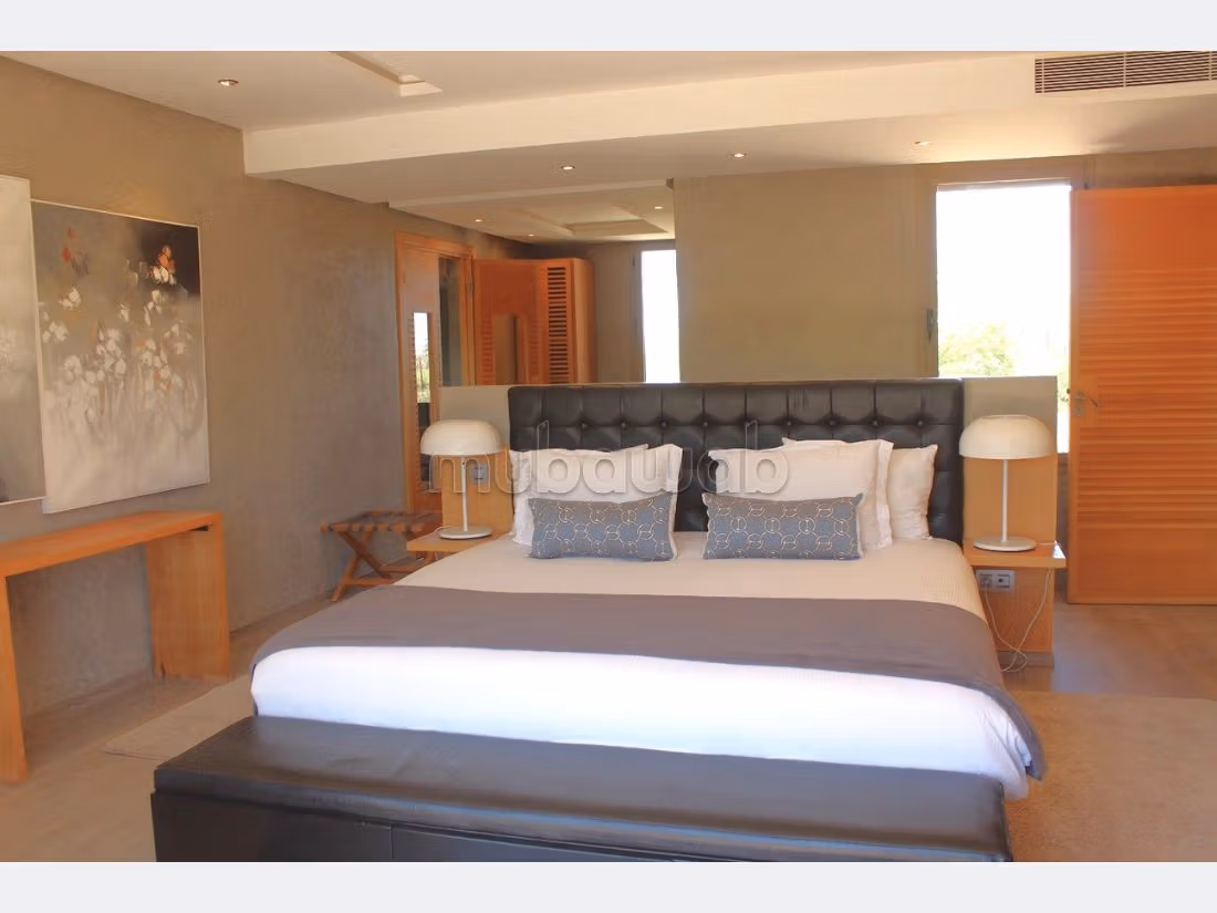 Lujosa villa en alquiler en Ennakhil Palmeraie. Área total 450 m². Completamente amueblado