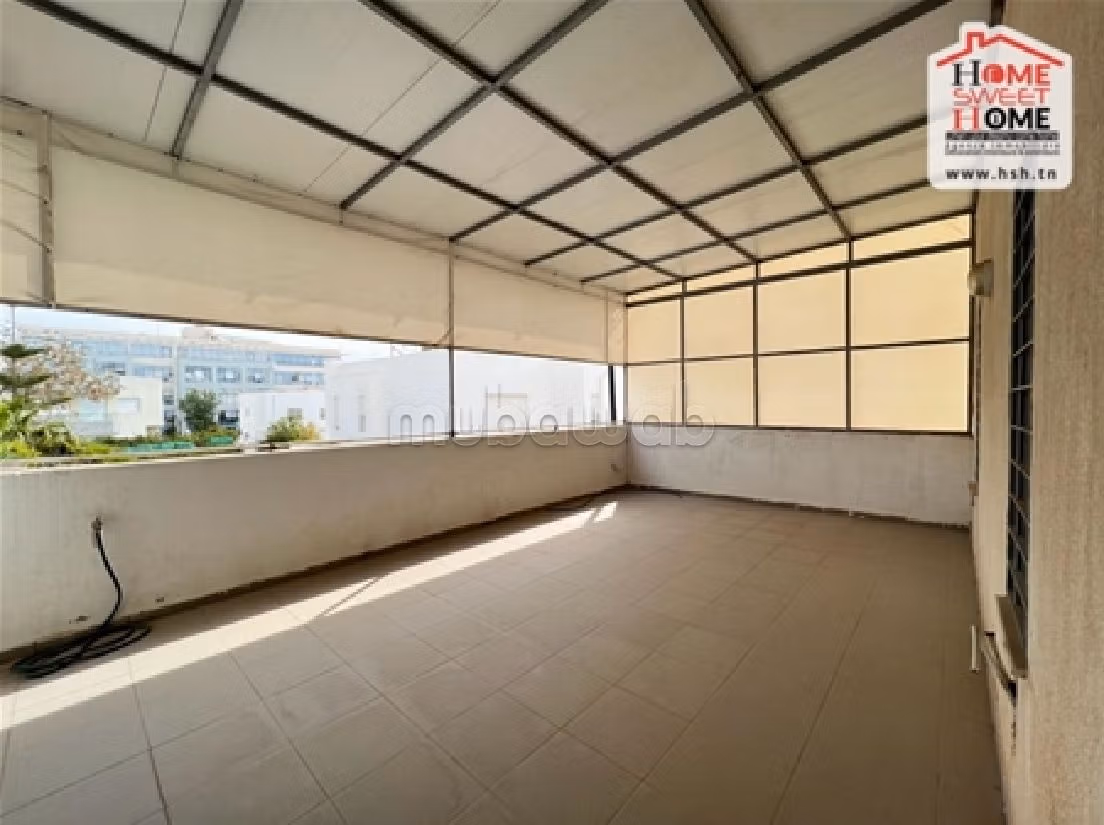 Maestosa residenza di lusso in affitto a Les Berges Du Lac 2. Superficie totale 340 m². Giardino e posto auto. 