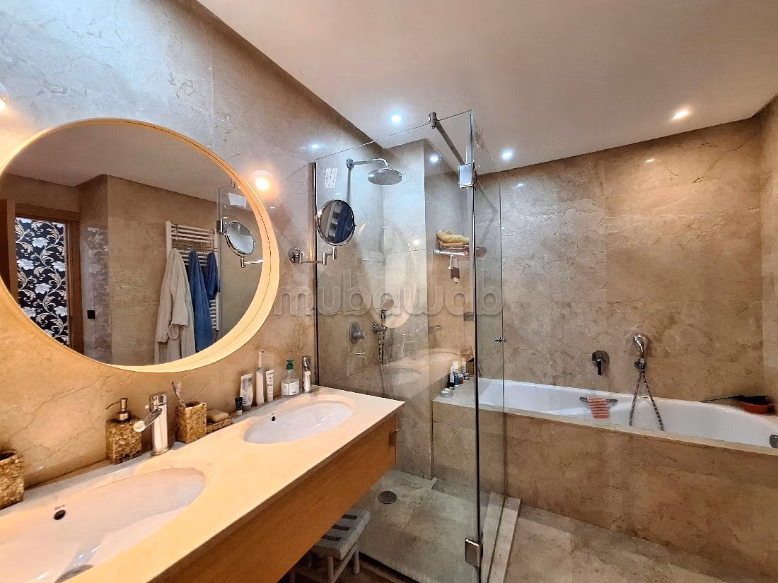 Splendid villa for sale. 4 comfortable rooms. Robust door, General satellite dish system. 