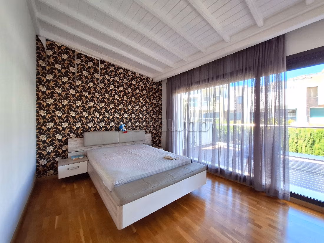 Splendid villa for sale. 4 comfortable rooms. Robust door, General satellite dish system. 