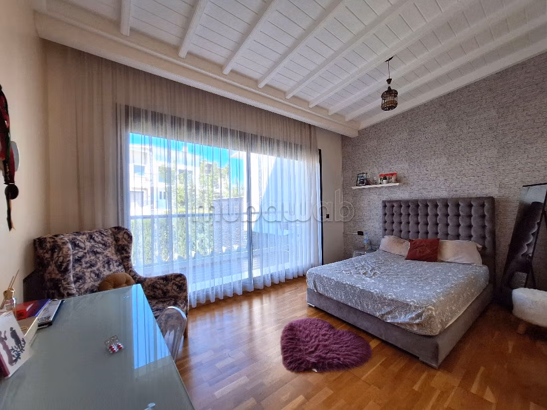 Splendid villa for sale. 4 comfortable rooms. Robust door, General satellite dish system. 