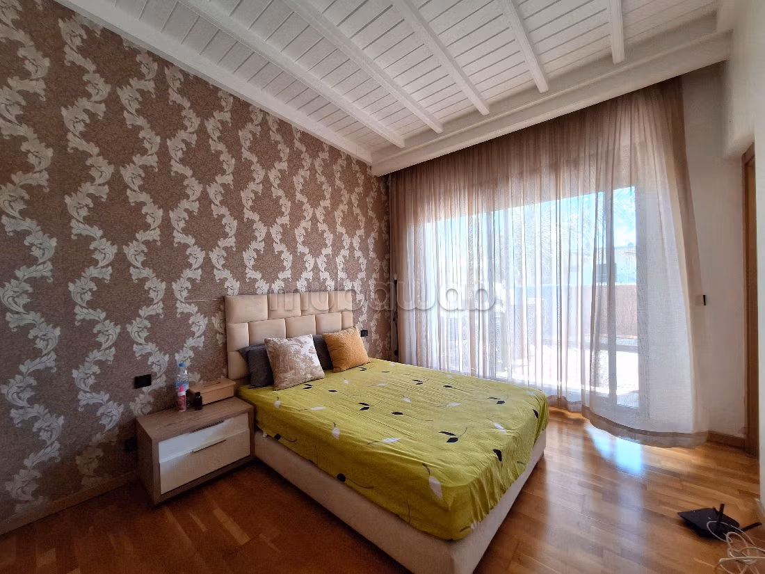 Splendid villa for sale. 4 comfortable rooms. Robust door, General satellite dish system. 