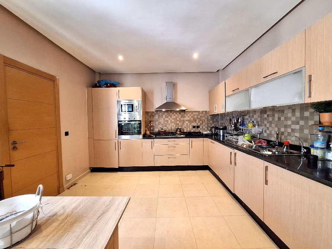 Splendid villa for sale. 4 comfortable rooms. Robust door, General satellite dish system. 