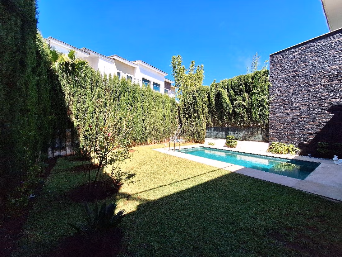 Splendid villa for sale. 4 comfortable rooms. Robust door, General satellite dish system. 