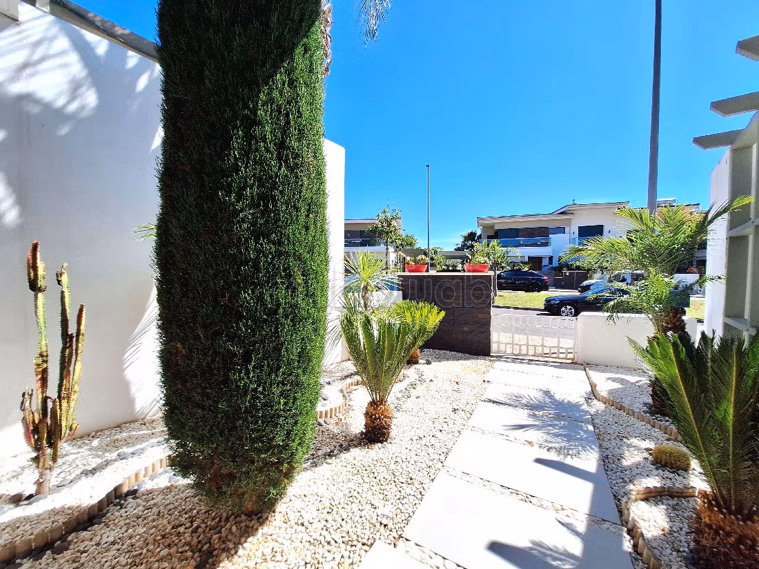 Splendid villa for sale. 4 comfortable rooms. Robust door, General satellite dish system. 