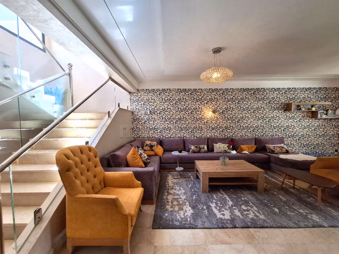 Splendid villa for sale. 4 comfortable rooms. Robust door, General satellite dish system. 