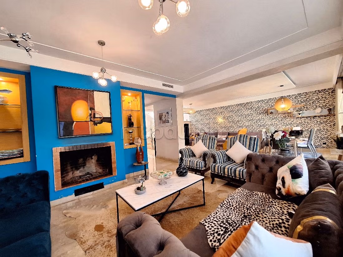 Splendid villa for sale. 4 comfortable rooms. Robust door, General satellite dish system. 