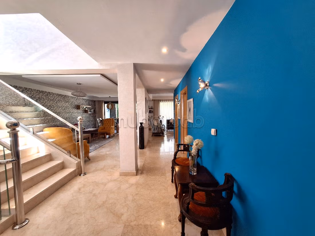 Splendid villa for sale. 4 comfortable rooms. Robust door, General satellite dish system. 