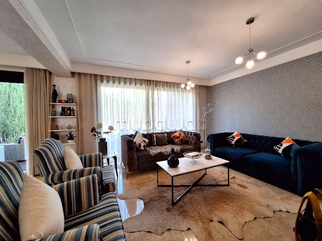 Splendid villa for sale. 4 comfortable rooms. Robust door, General satellite dish system. 