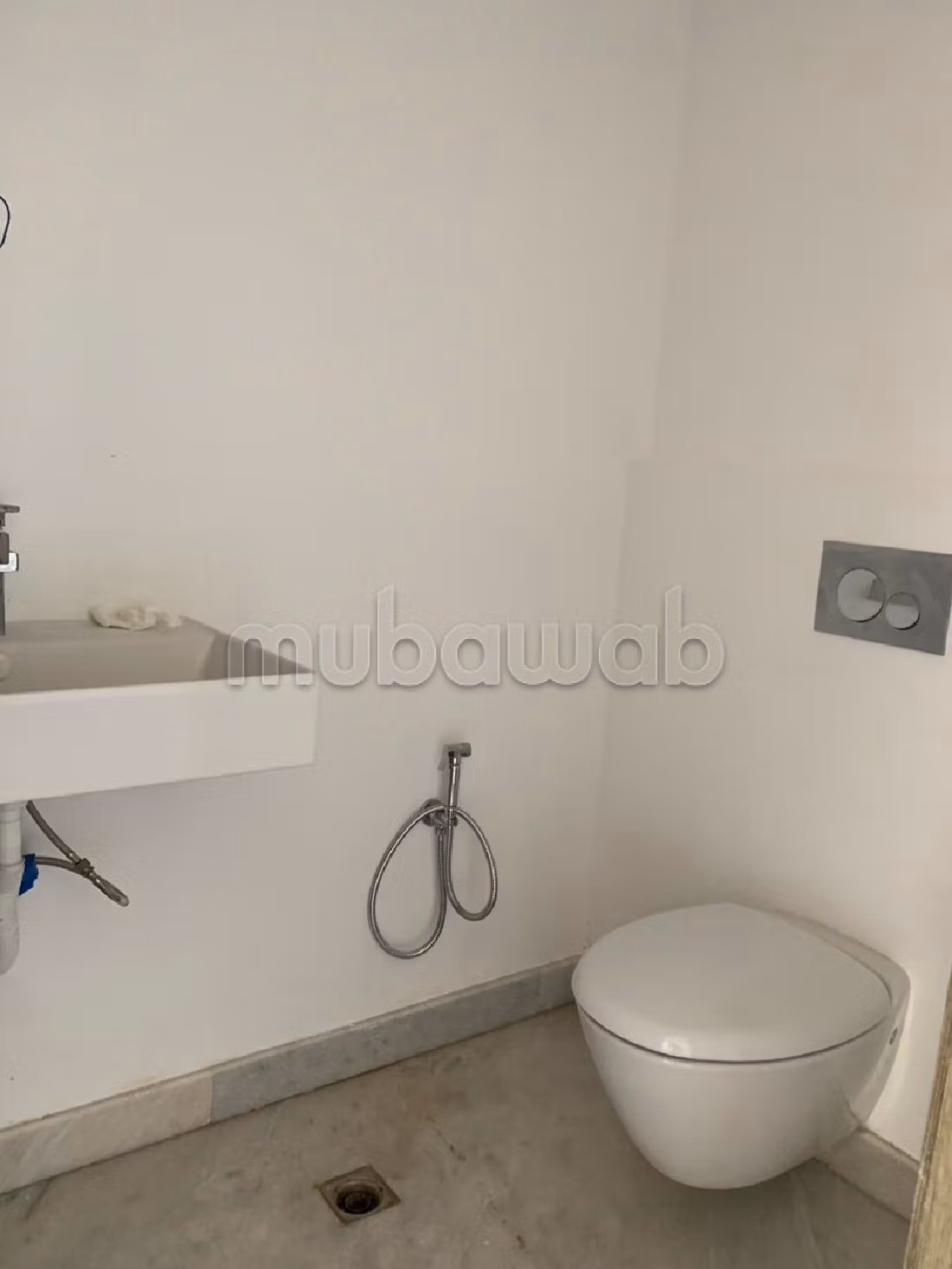 عقارت تجارية للكراء ب طنجة سيتي سنتر. المساحة 65 م². باب متين ونظام الزجاج المزدوج. 