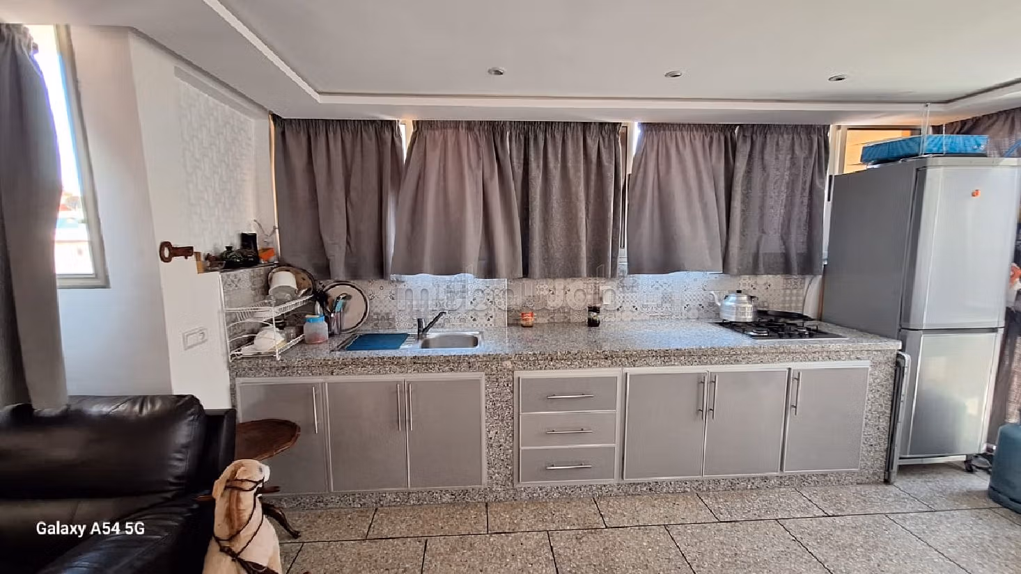 شقة رائعة للبيع ب حي الأمل. 3 غرف ممتازة. شرفة كبيرة.