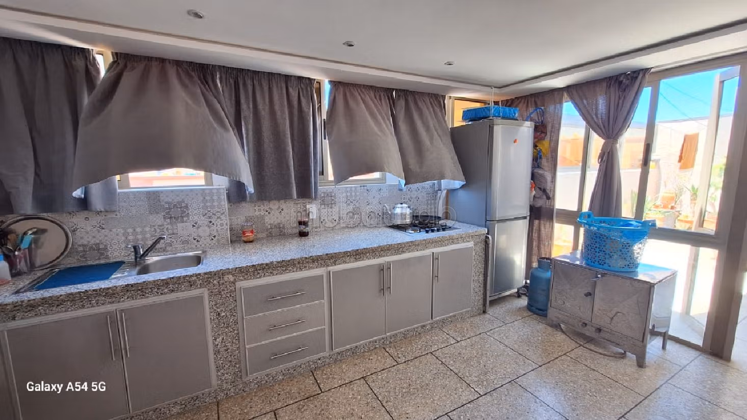 شقة رائعة للبيع ب حي الأمل. 3 غرف ممتازة. شرفة كبيرة.