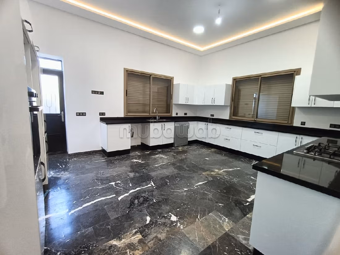 فيلا ممتازة للبيع طريق فاس ب. 4 غرف. مسبح و مدفأة. 