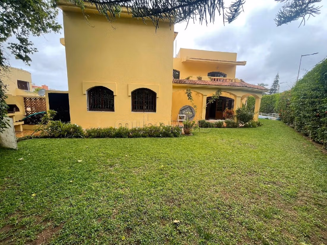 Straordinaria casa di lusso in affitto a Riyad. 5 belle camere da letto. Servizio di concierge e condizionatore.