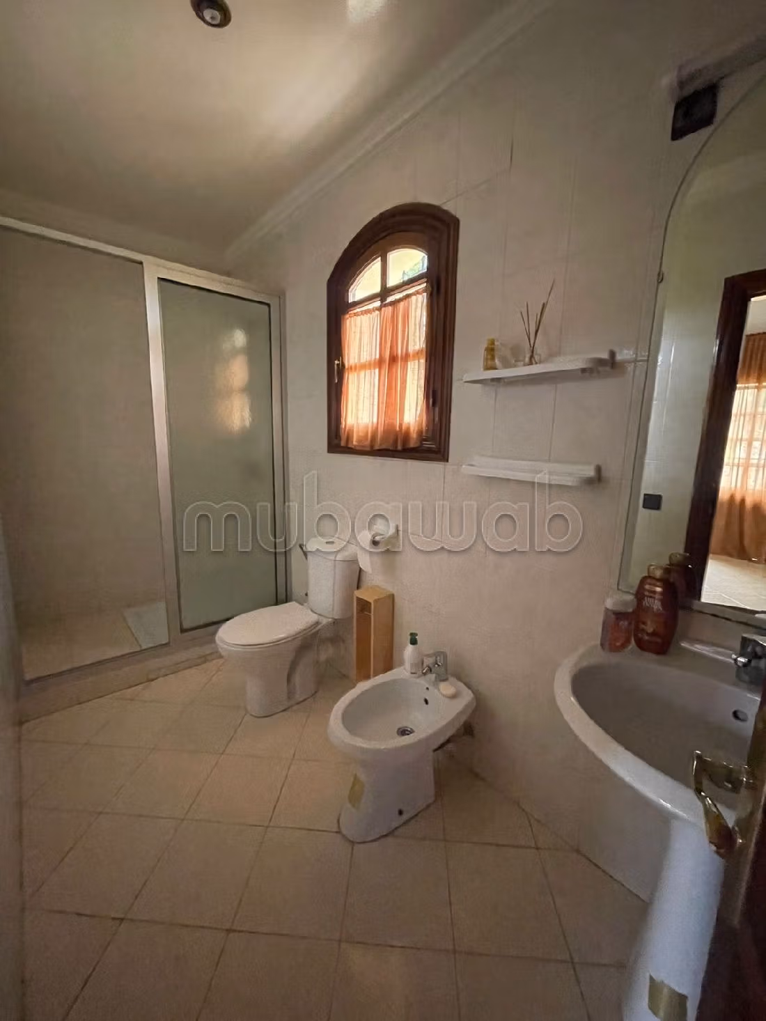 Straordinaria casa di lusso in affitto a Riyad. 5 belle camere da letto. Servizio di concierge e condizionatore.