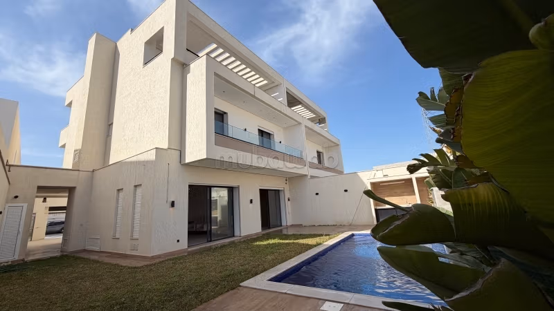 Residenza di lusso in vendita. Superficie 422 m². Giardino e terrazzo