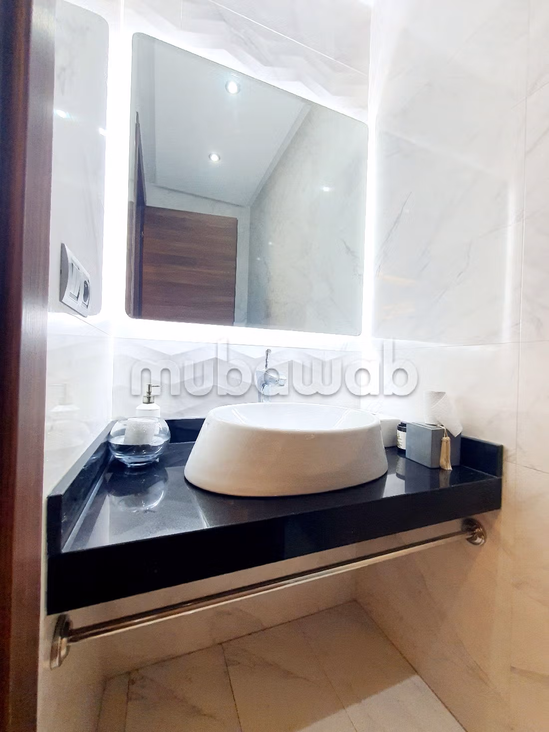 Rent an apartment in Racine. Large area 150 m². Dressing room