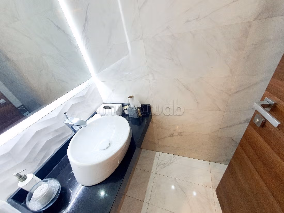 Rent an apartment in Racine. Large area 150 m². Dressing room