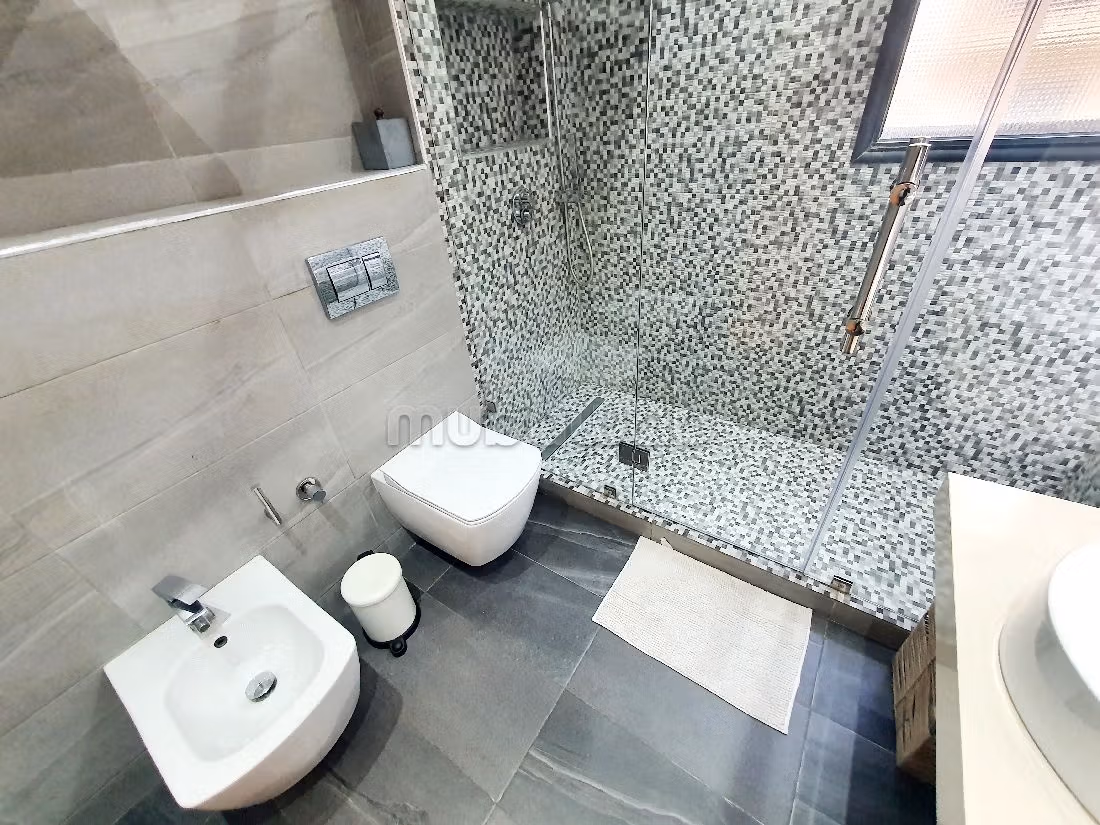 Rent an apartment in Racine. Large area 150 m². Dressing room