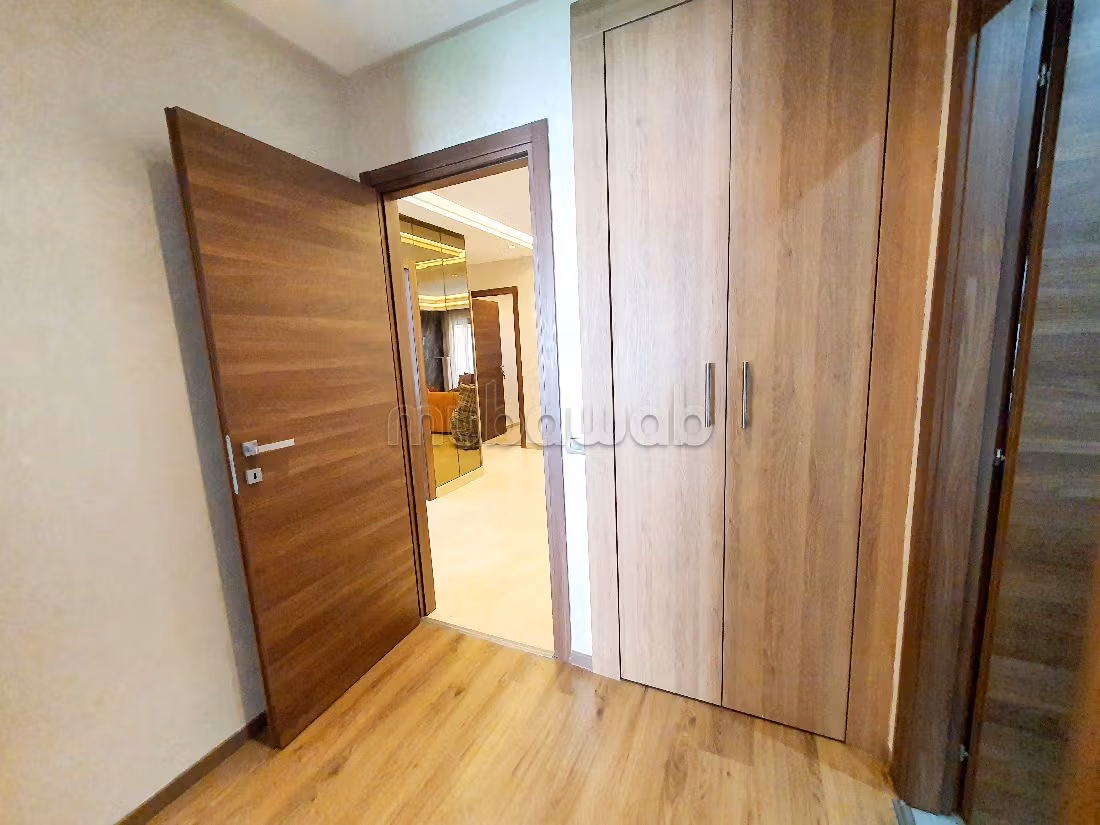 Rent an apartment in Racine. Large area 150 m². Dressing room