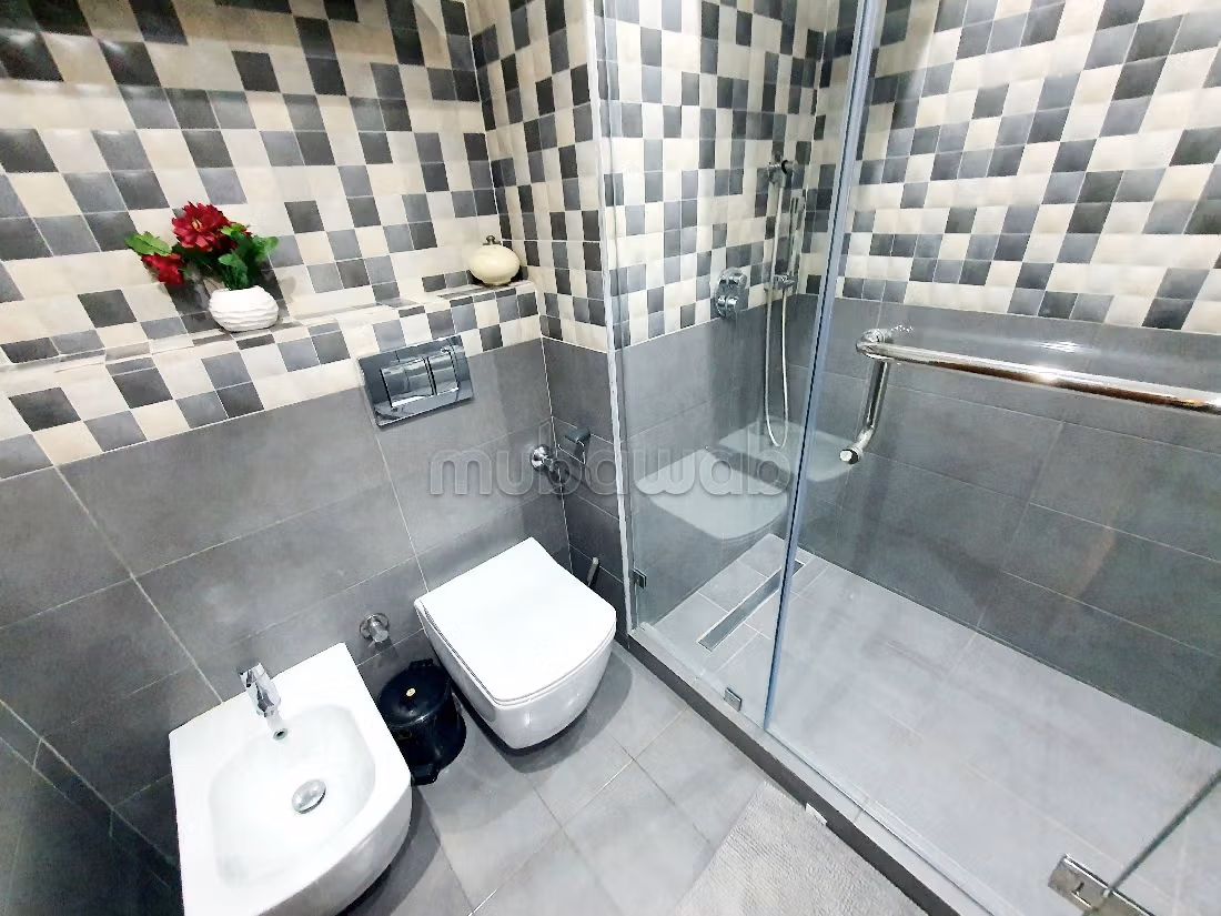 Rent an apartment in Racine. Large area 150 m². Dressing room