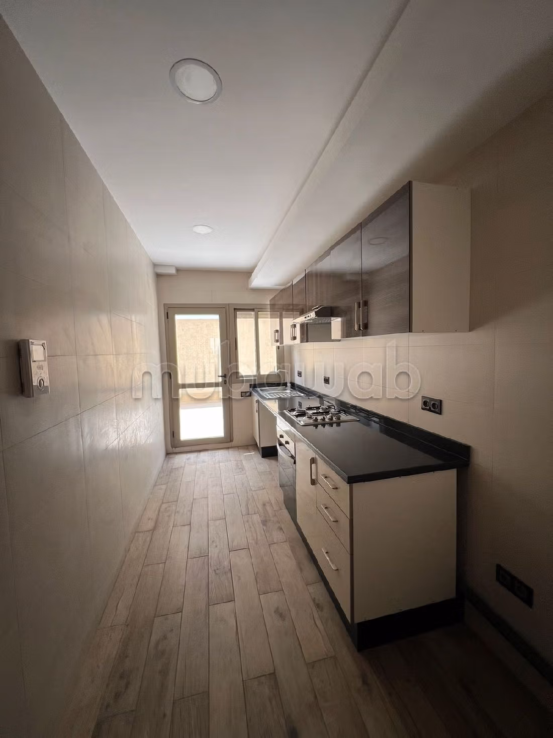 بيع شقة بفيرم بروطون حي الراحة. المساحة 90 م². مصعد وأماكن وقوف السيارات. 