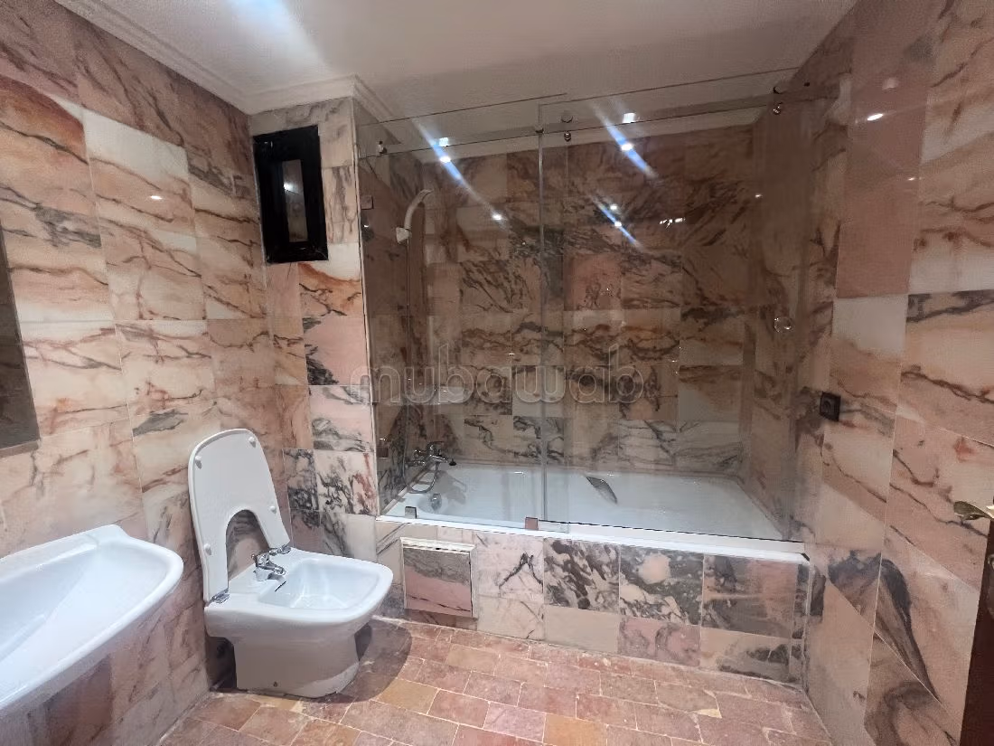 شقة رائعة للإيجار بحي الشتوي. 3 غرف رائعة. باب متين ، طبق الأقمار الصناعية. 