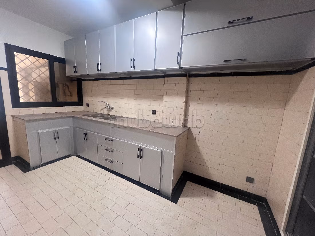 شقة رائعة للإيجار بحي الشتوي. 3 غرف رائعة. باب متين ، طبق الأقمار الصناعية. 