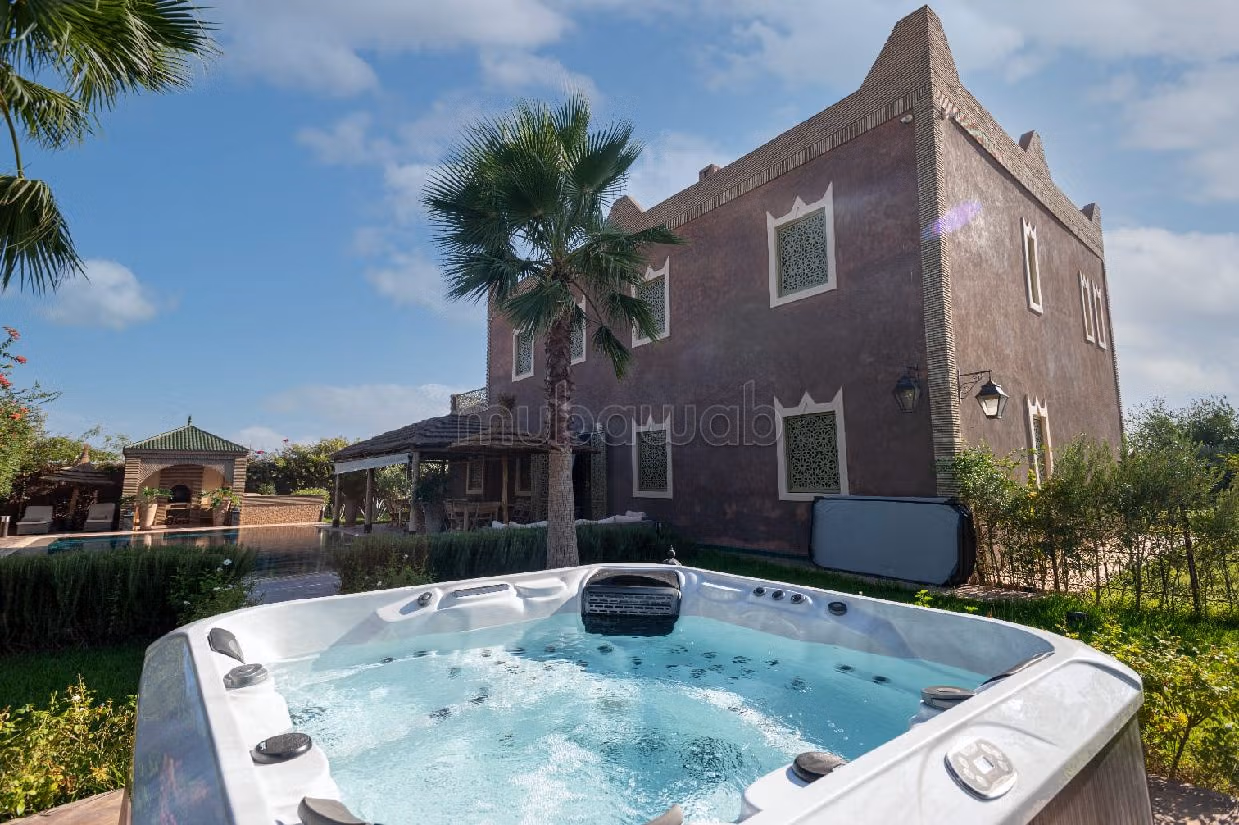 Casa di lusso in vendita. Superficie totale 620 m². Terrazzo e garage. 