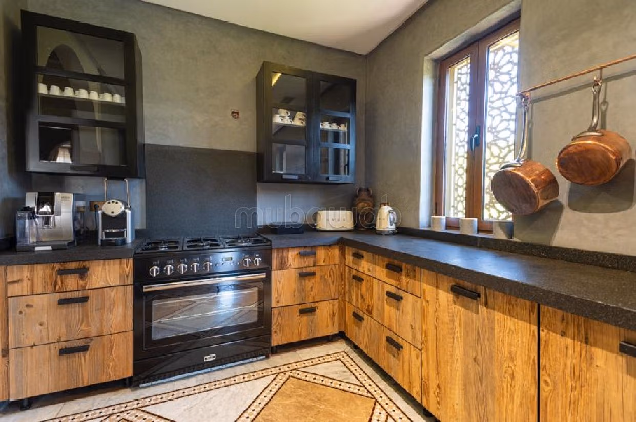 Casa di lusso in vendita. Superficie totale 620 m². Terrazzo e garage. 