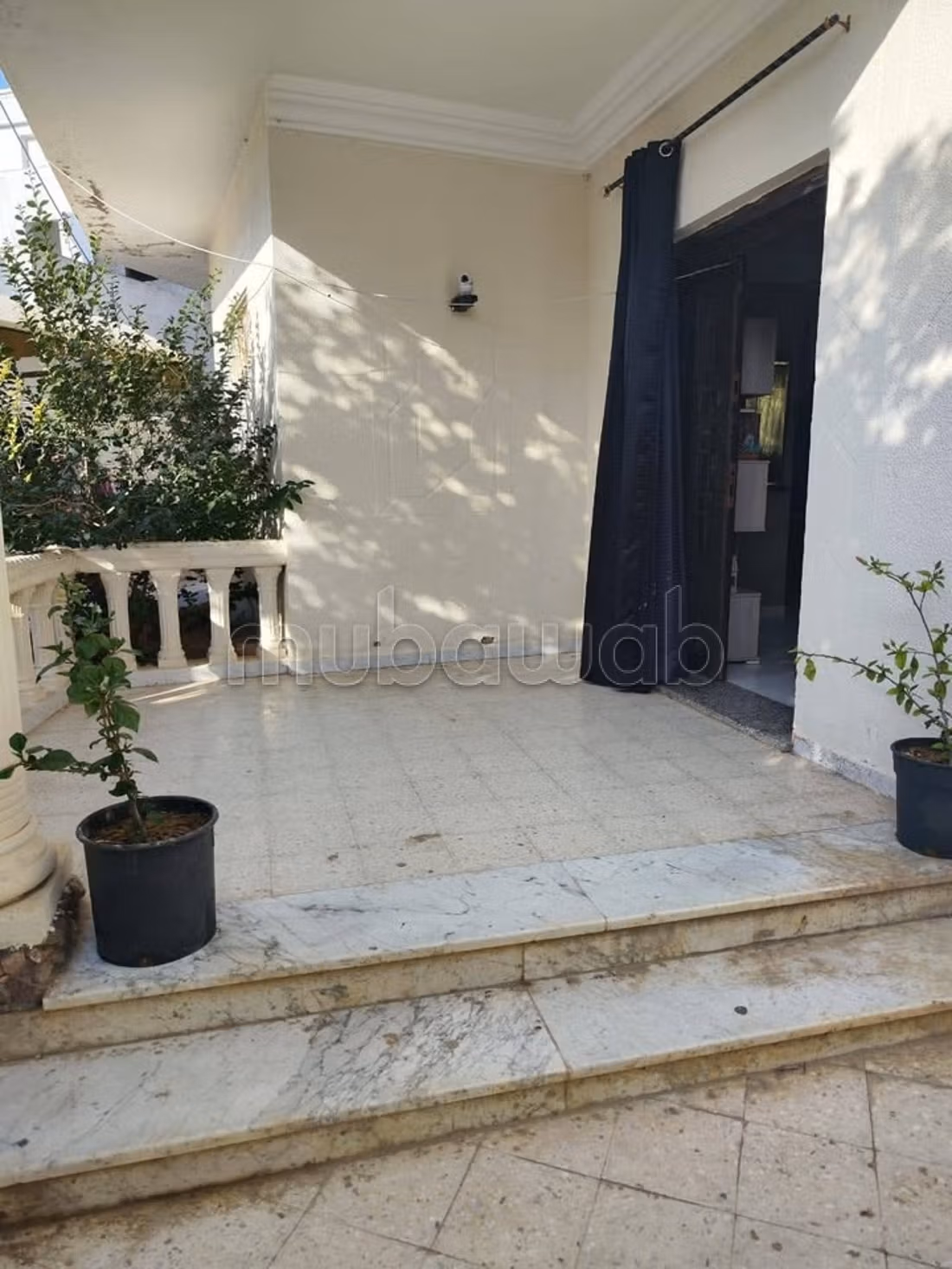 High quality villa for sale. Small area 400 m². Ample storage space. 