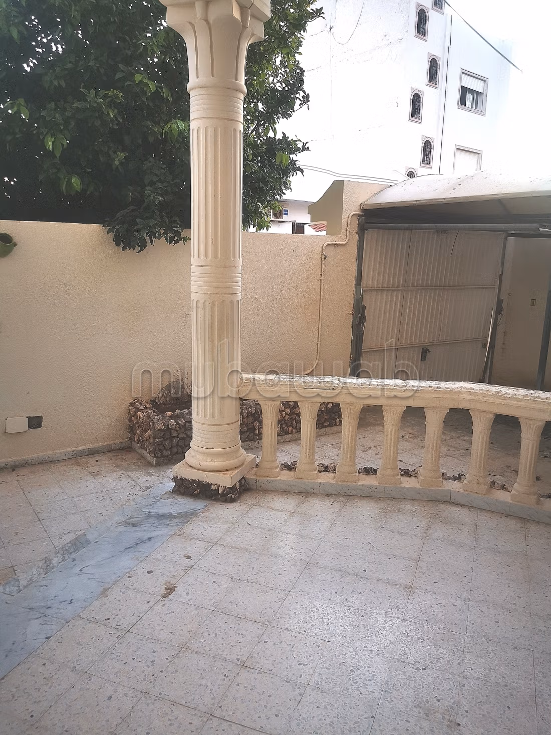 High quality villa for sale. Small area 400 m². Ample storage space. 