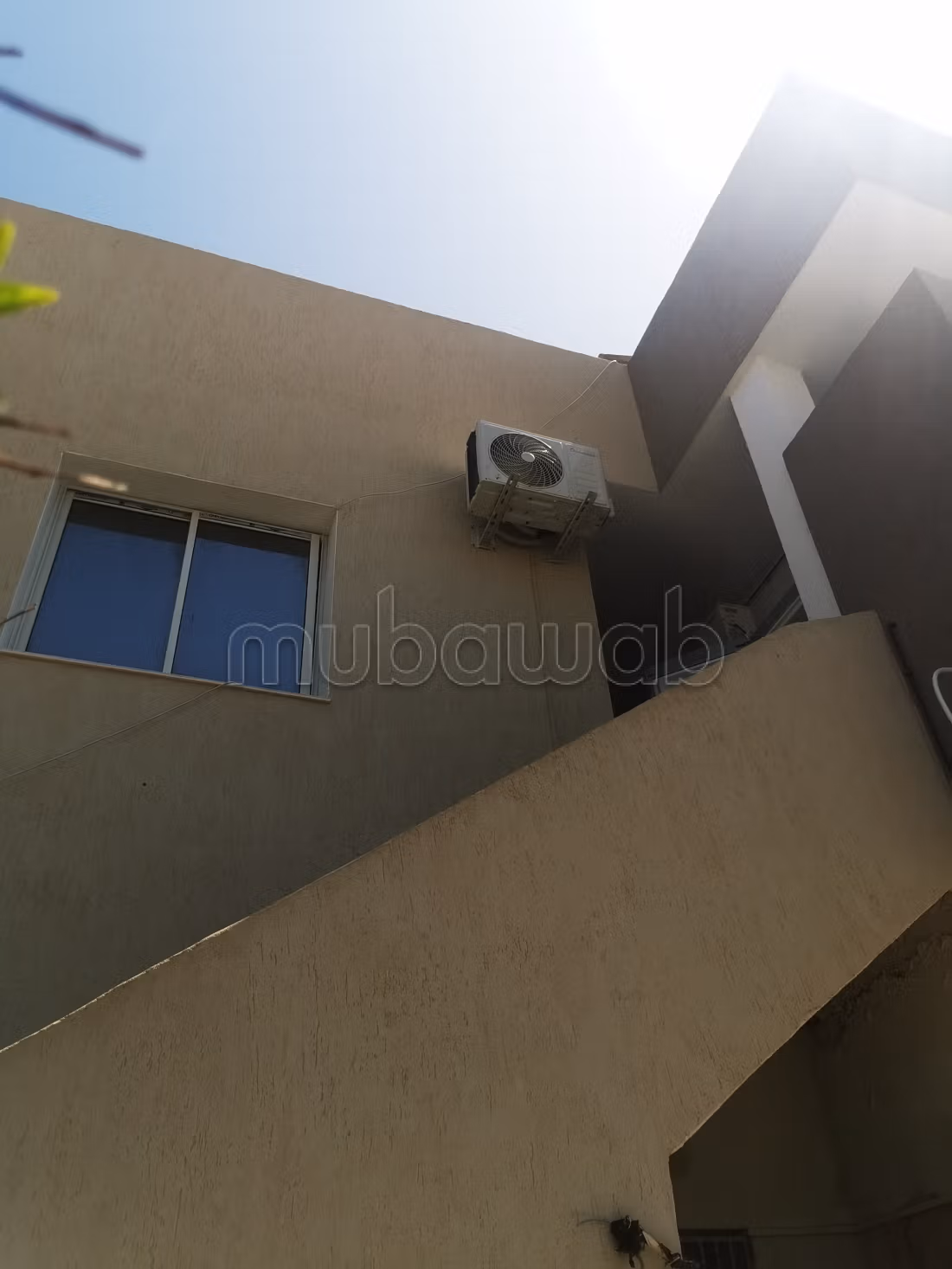 High quality villa for sale. Small area 400 m². Ample storage space. 