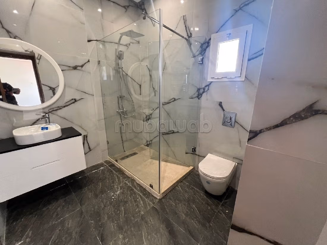 Splendide villa à vendre à Polo. Superficie 620 m². Places de parking et beau jardin