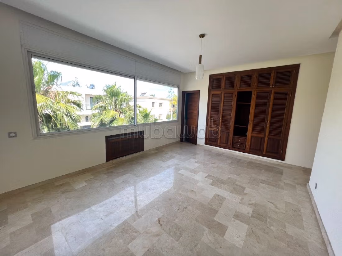 Splendide villa à vendre à Polo. Superficie 620 m². Places de parking et beau jardin