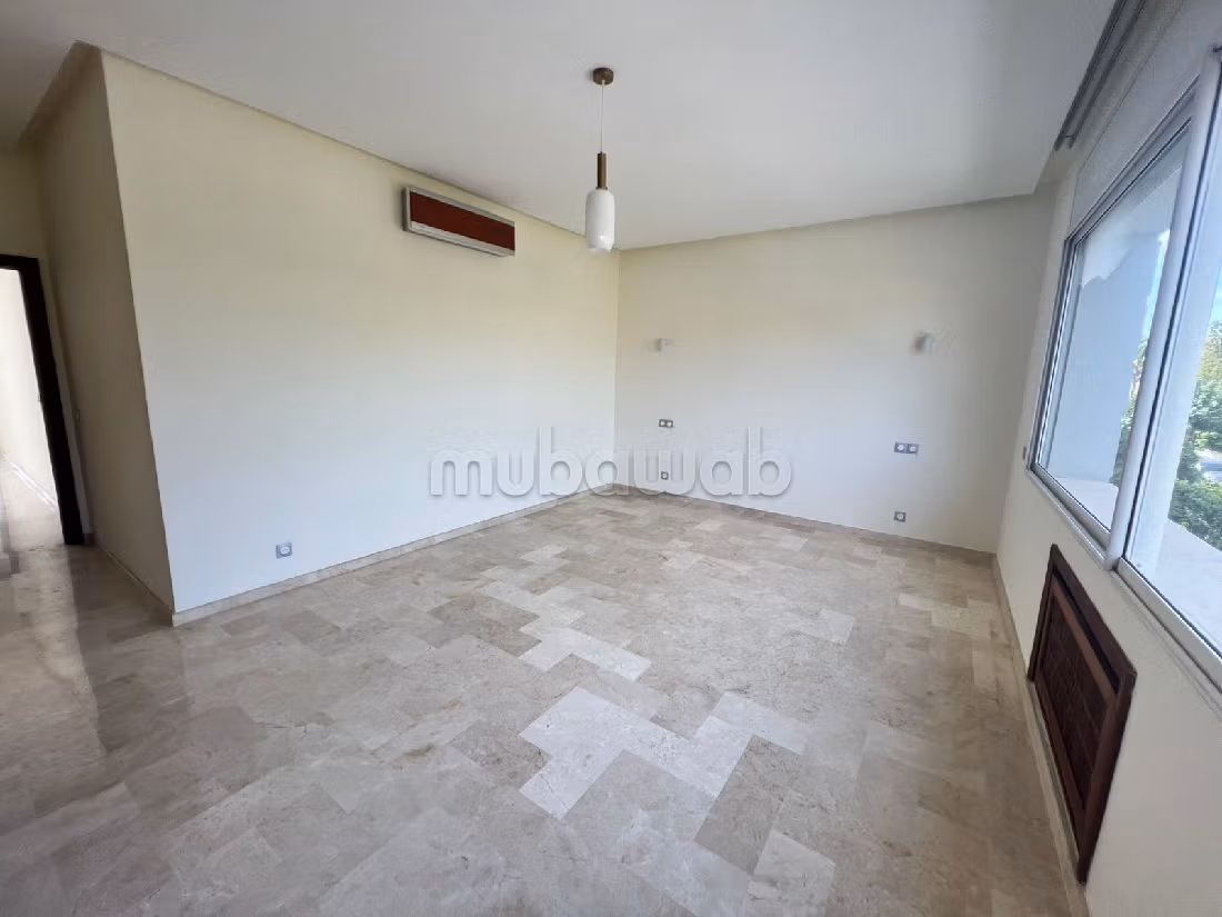 Splendide villa à vendre à Polo. Superficie 620 m². Places de parking et beau jardin