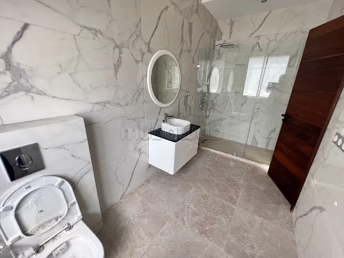 Splendide villa à vendre à Polo. Superficie 620 m². Places de parking et beau jardin