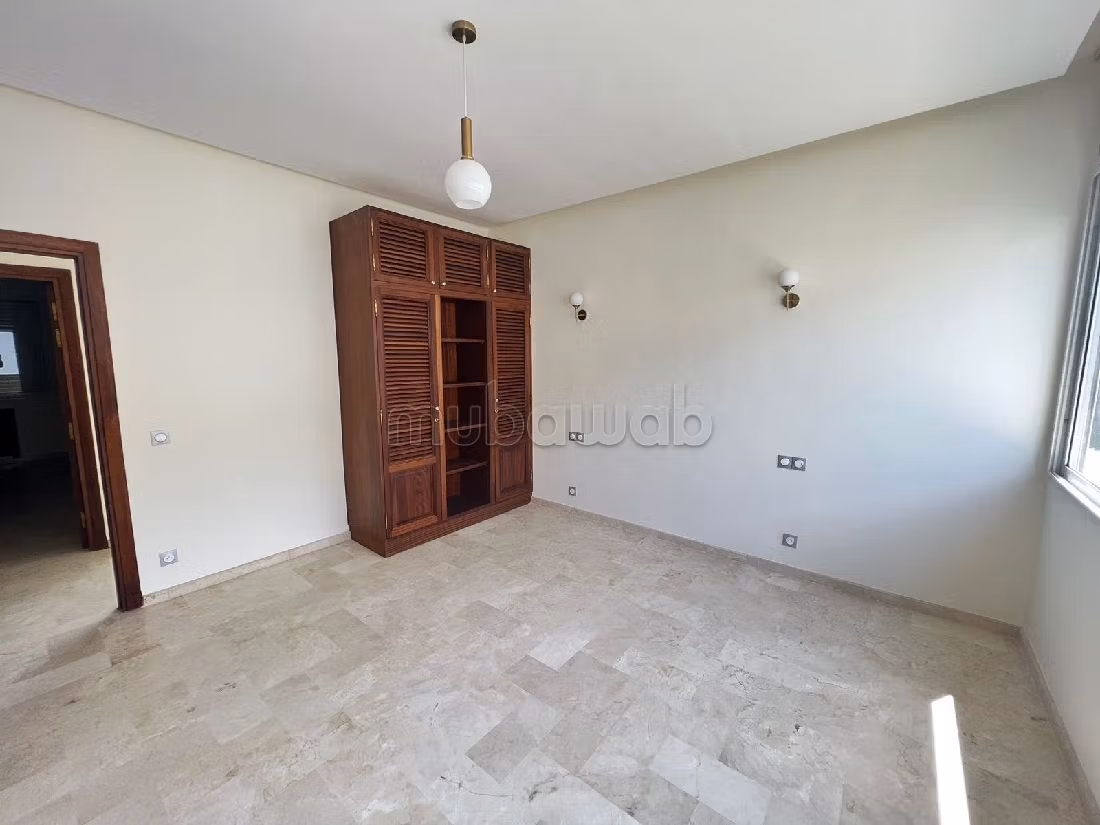 Splendide villa à vendre à Polo. Superficie 620 m². Places de parking et beau jardin